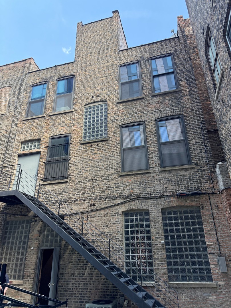 1109 W Fulton Market Street Property Photo 3