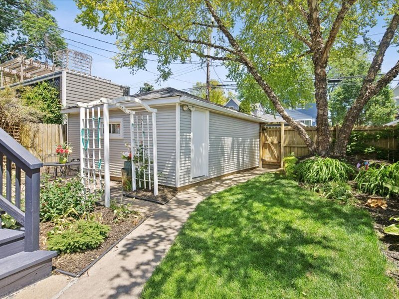 4035 N Albany Avenue Property Photo 6