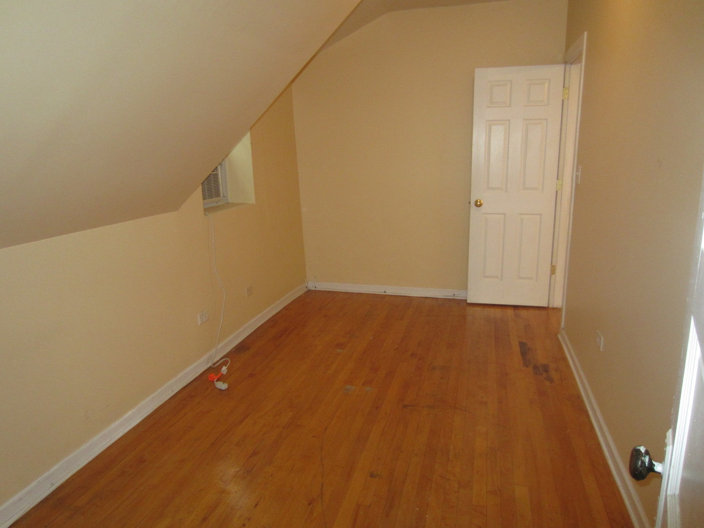 2911 N Troy Street Property Photo 8