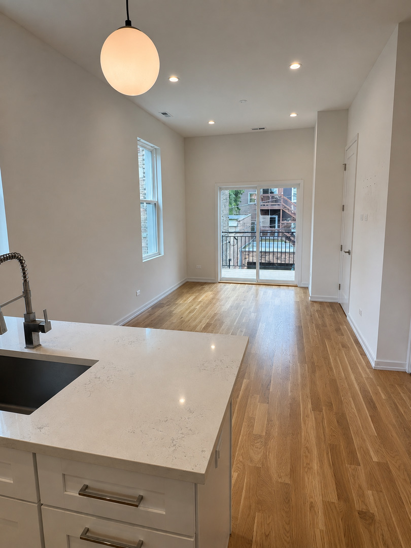 822 N Winchester Avenue 2r Property Photo 2