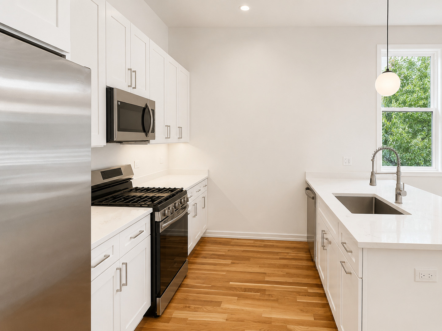 822 N Winchester Avenue 2r Property Photo 3