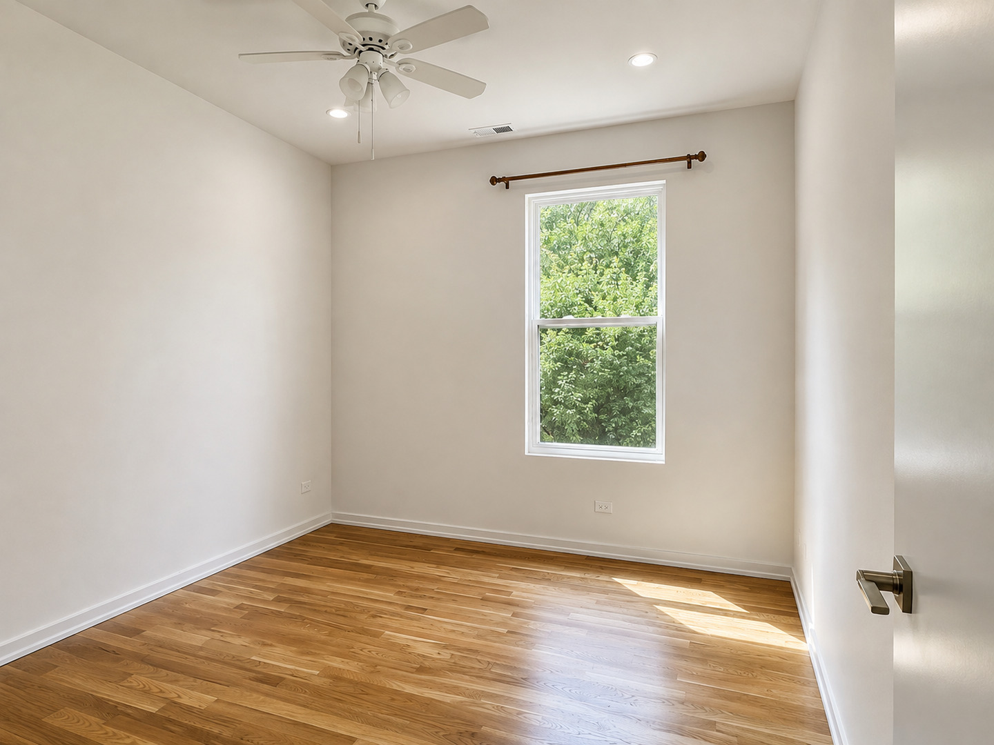 822 N Winchester Avenue 2r Property Photo 5