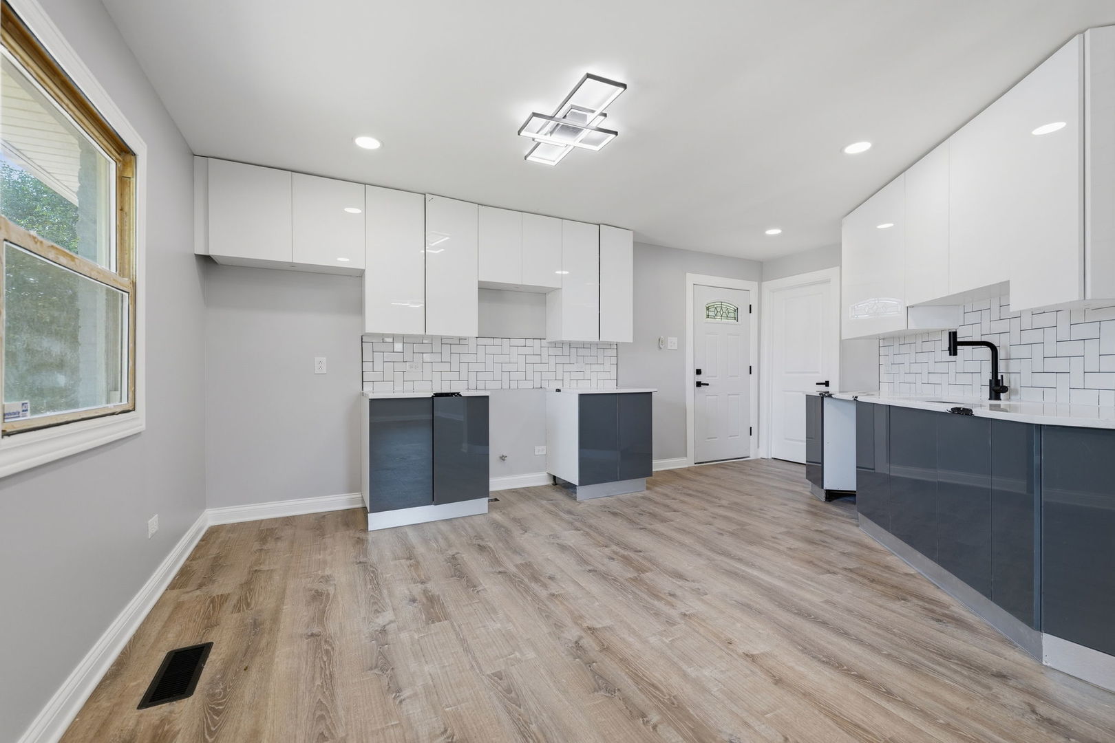 1942 Beacon Court Property Photo 6