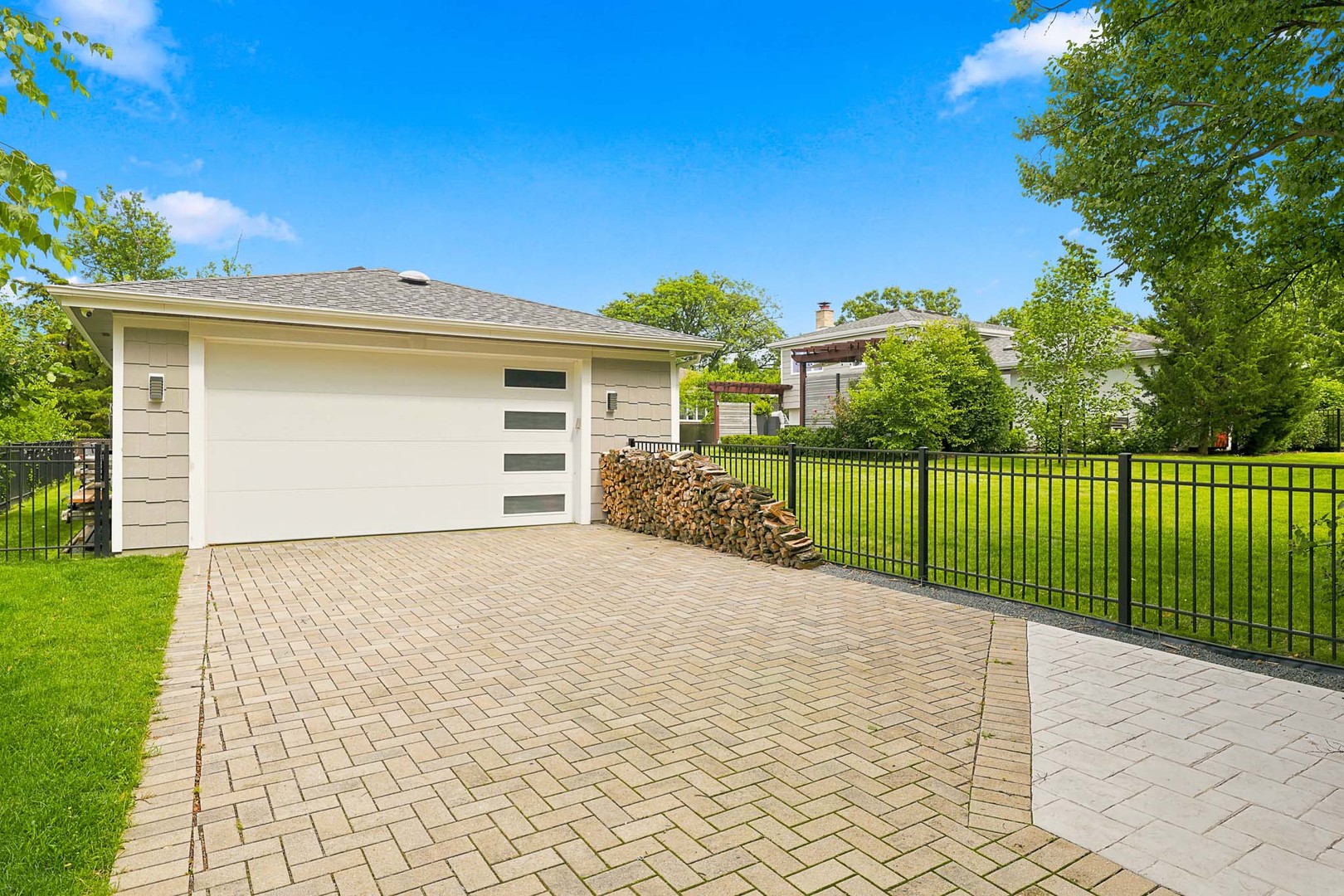 1140 68th Street Property Photo 4