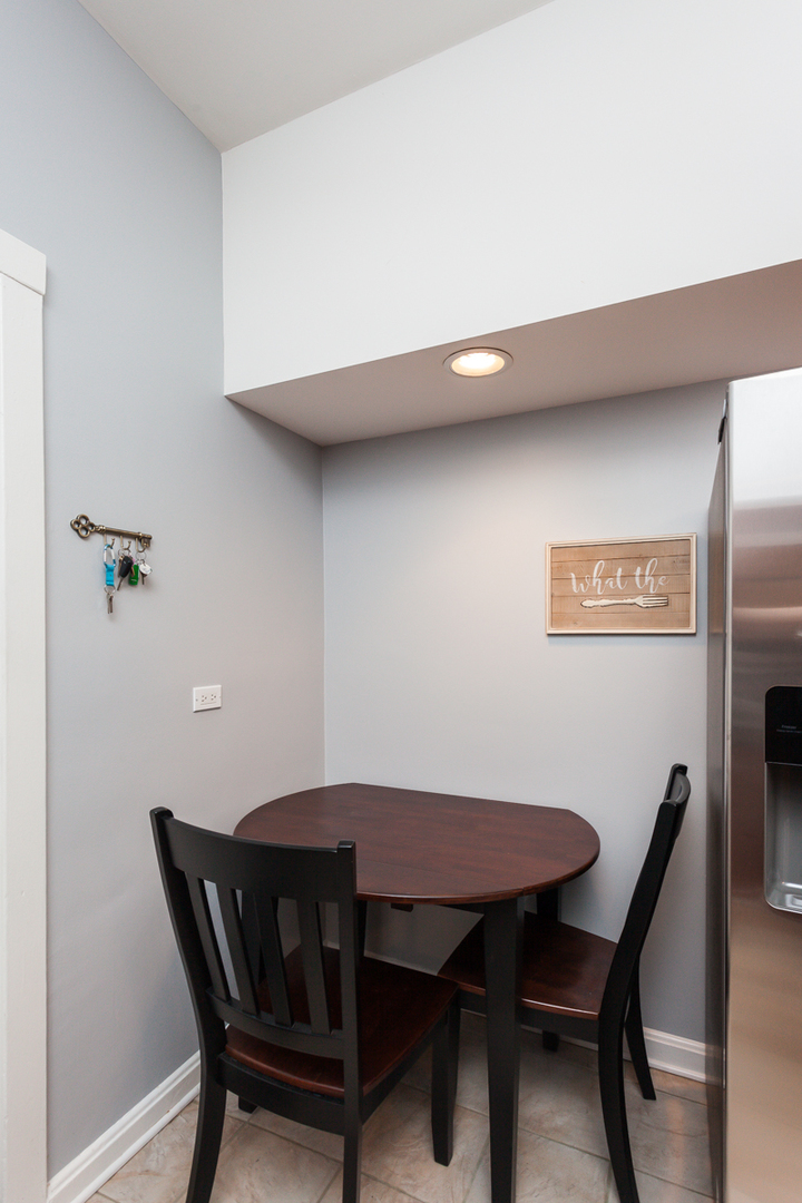 3608 N Pine Grove Avenue B7 Property Photo 12