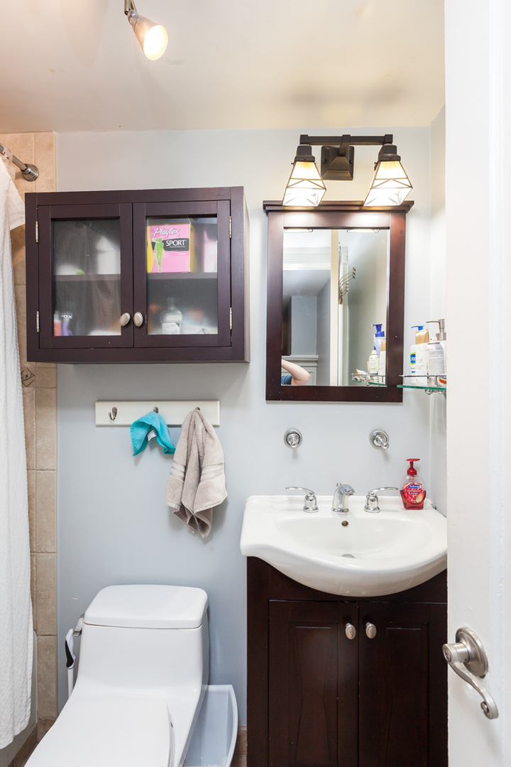3608 N Pine Grove Avenue B7 Property Photo 13