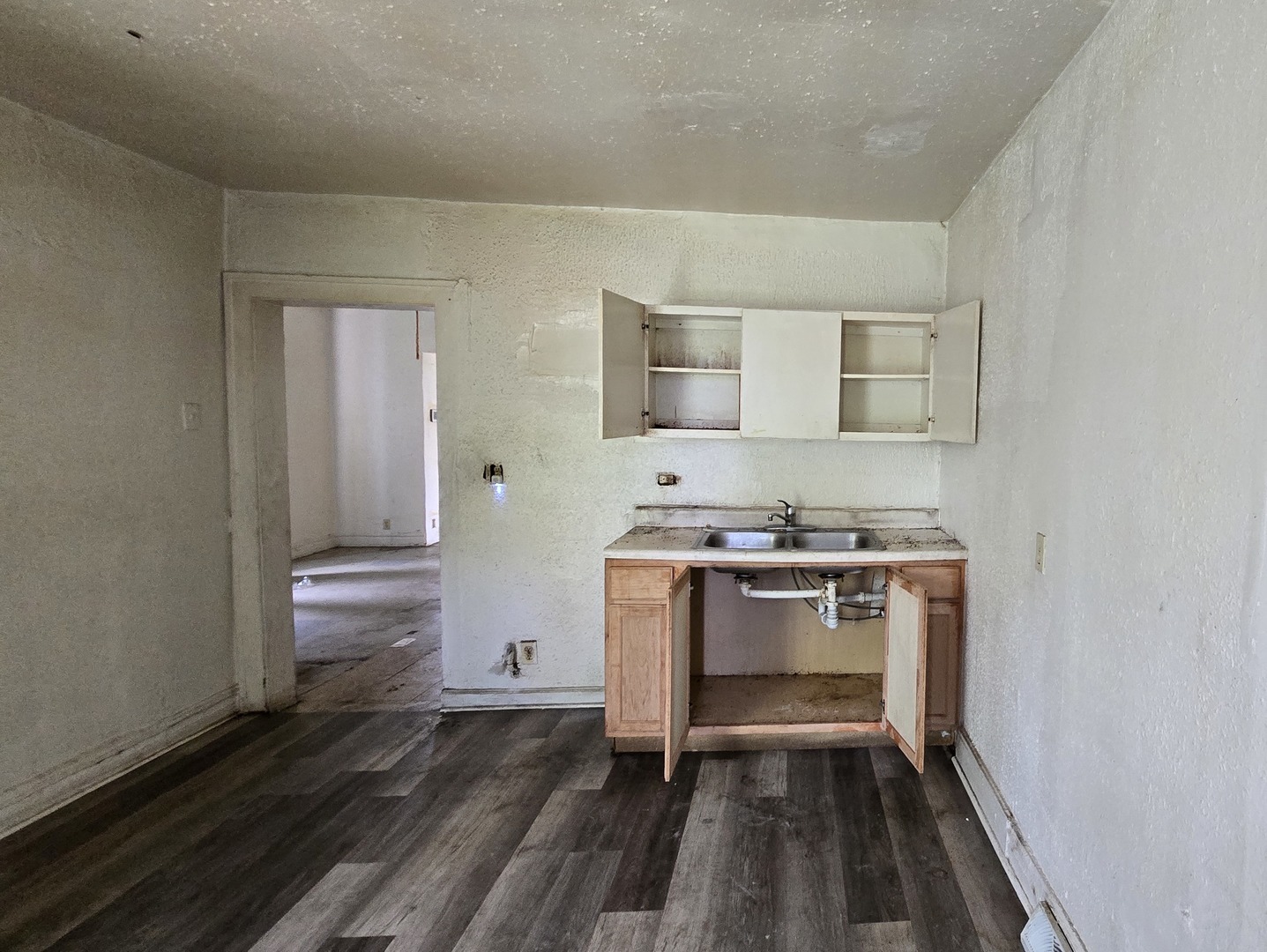 15213 Turlington Avenue Property Photo 6