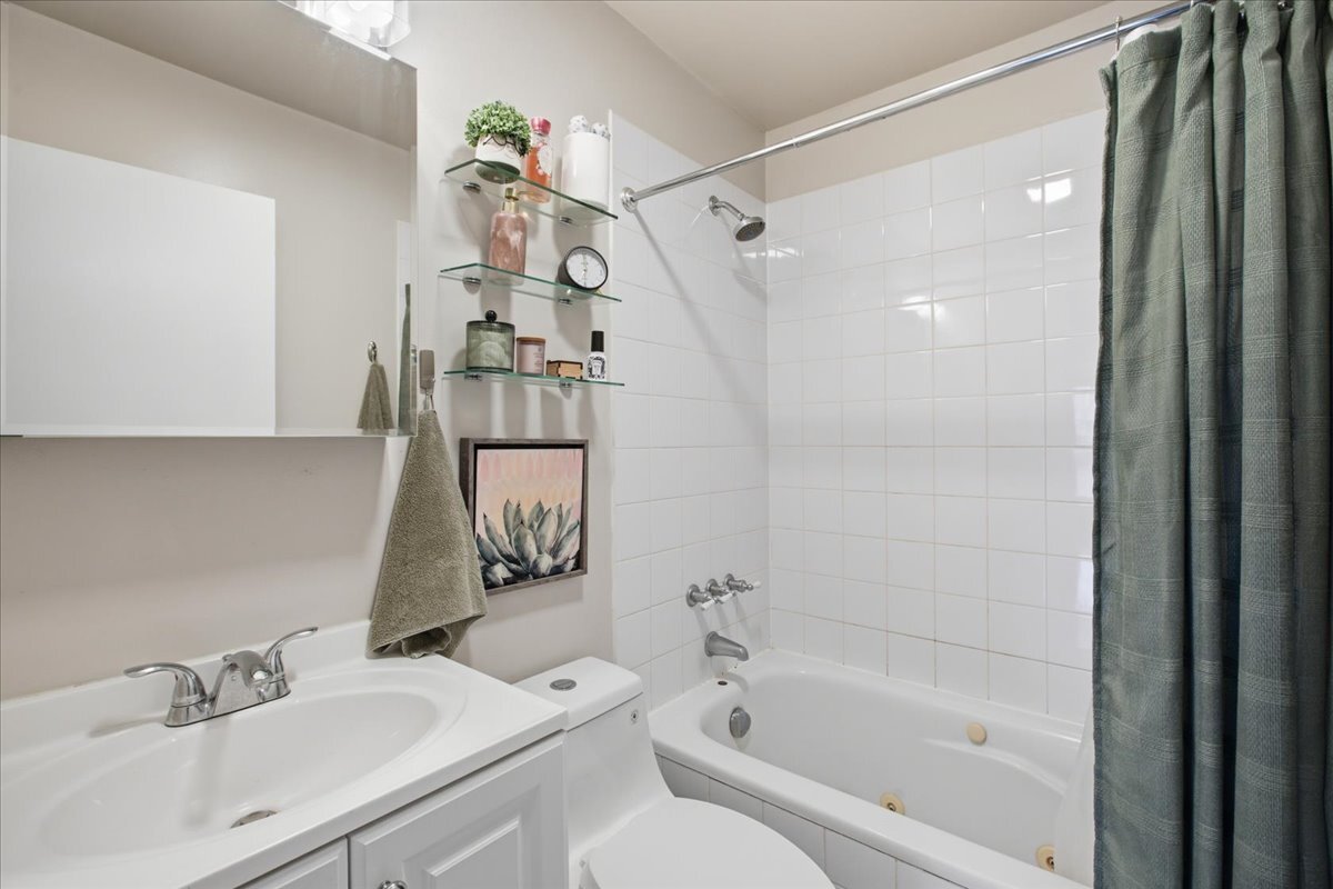 435 W Oakdale Avenue 4f Property Photo 8