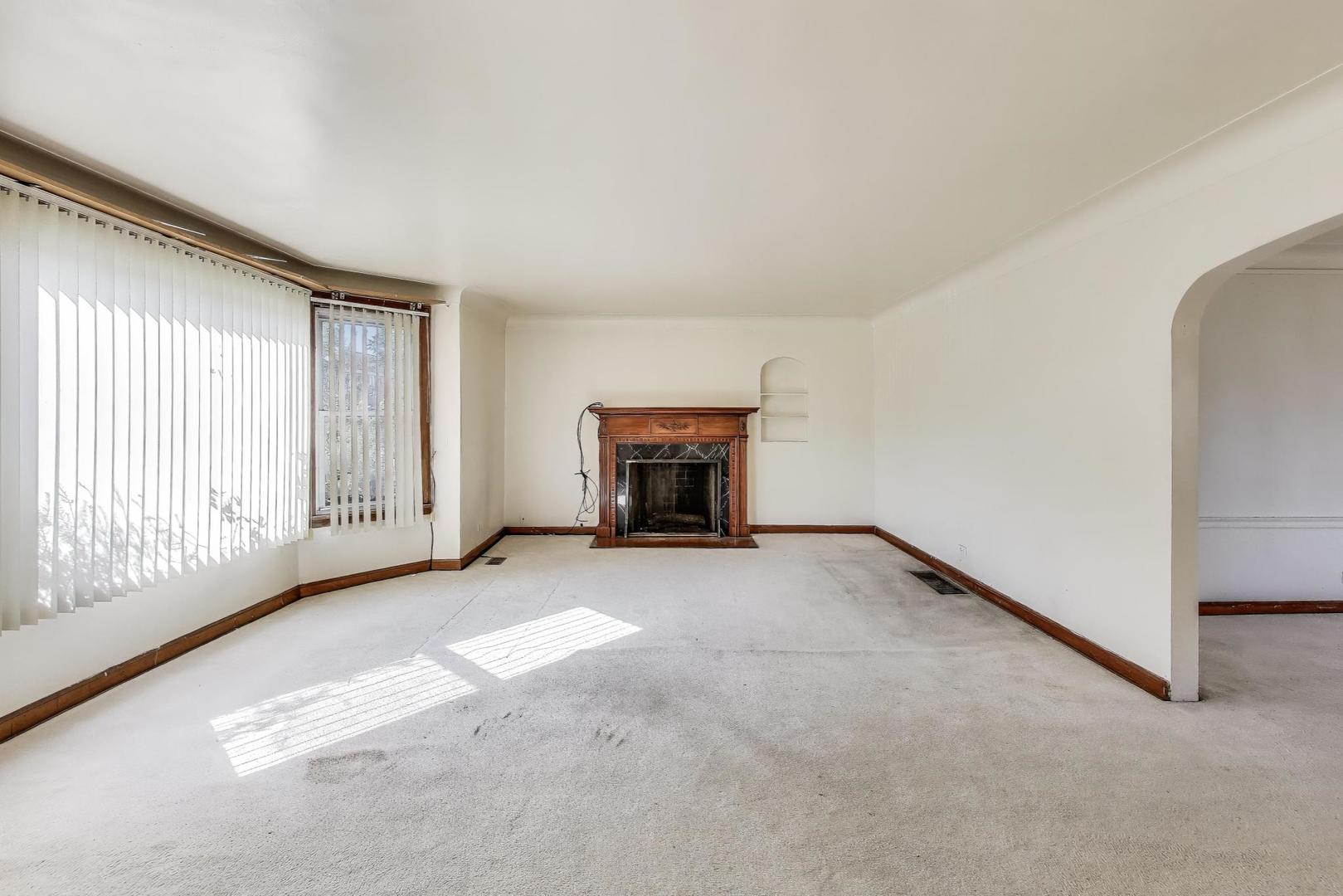 5636 W Augusta Boulevard Property Photo 4