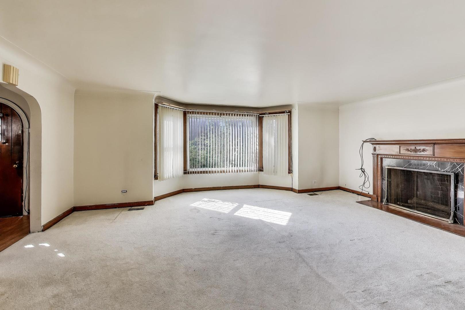 5636 W Augusta Boulevard Property Photo 5