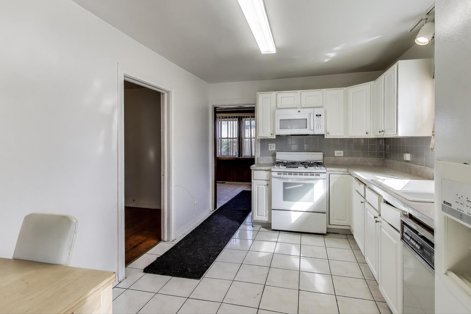 5636 W Augusta Boulevard Property Photo 9