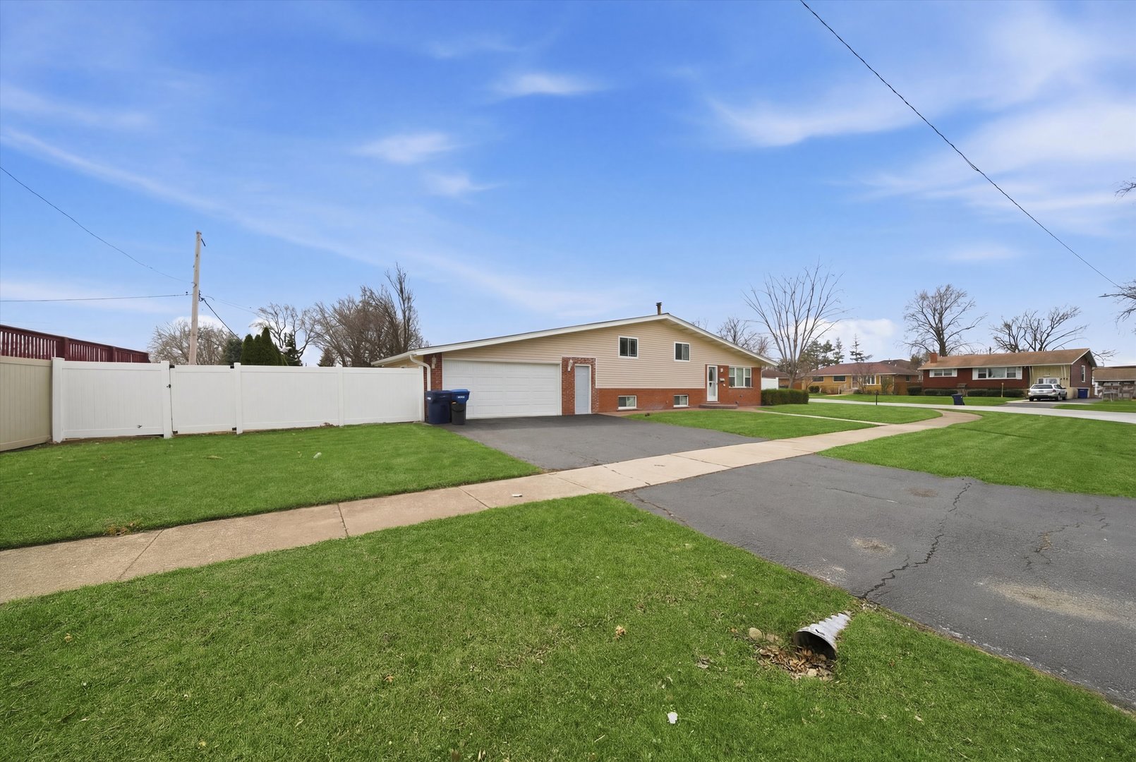 10725 S Rutherford Avenue Property Photo 3