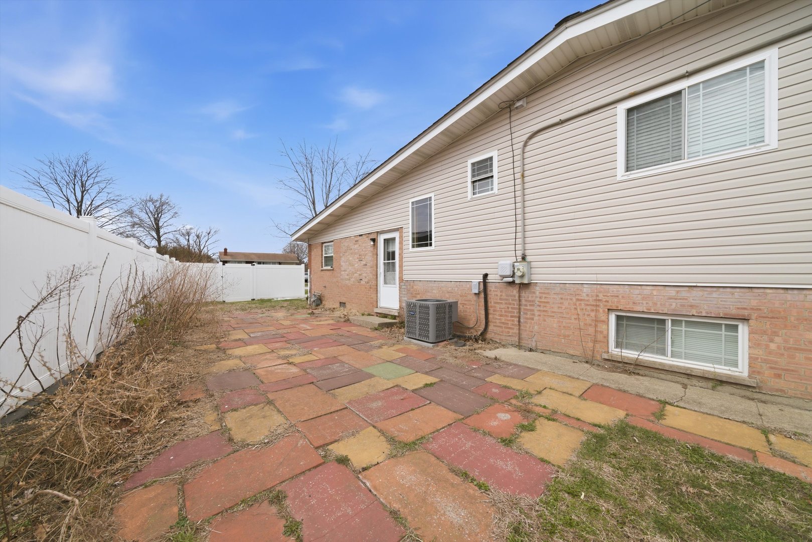 10725 S Rutherford Avenue Property Photo 6