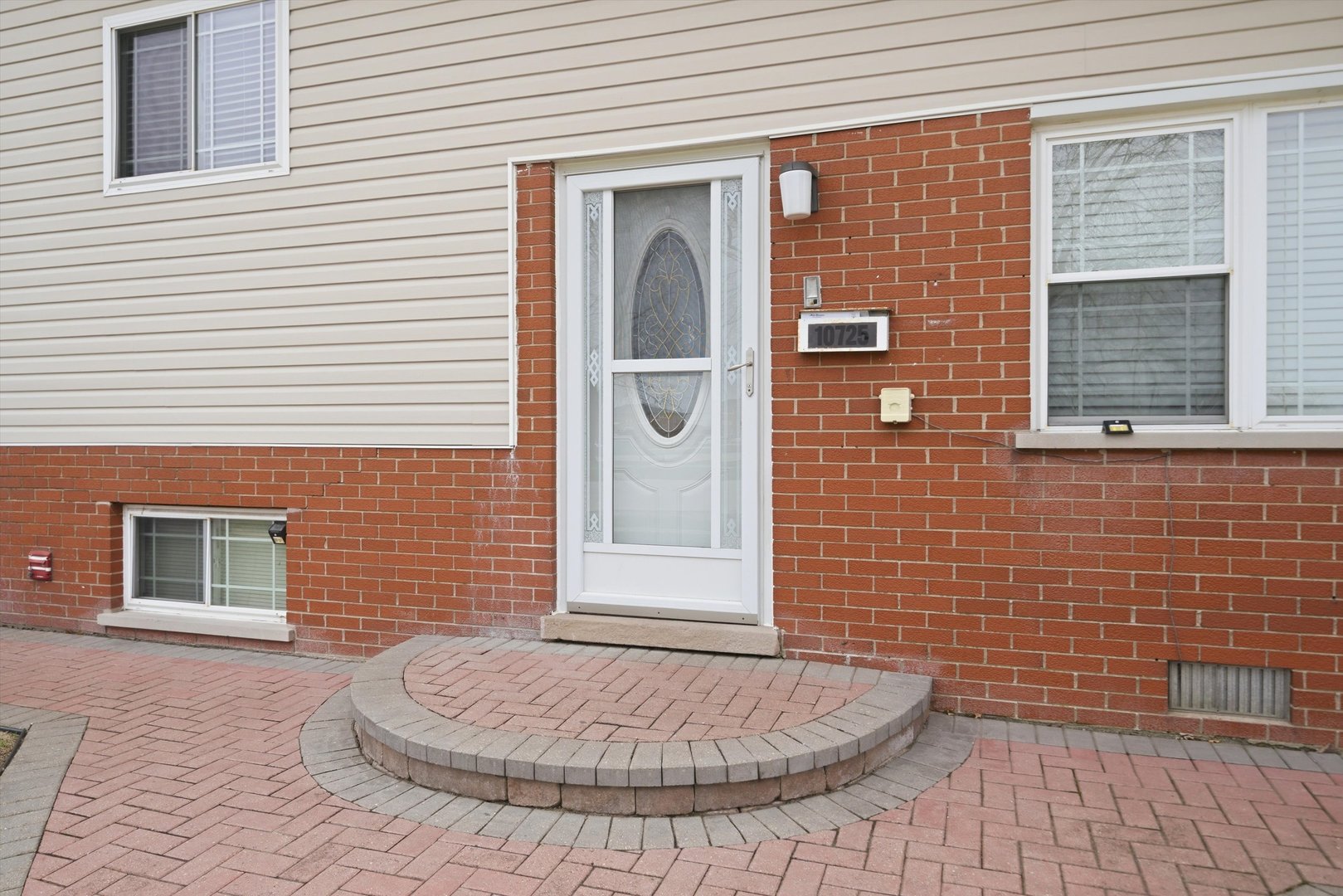 10725 S Rutherford Avenue Property Photo 8