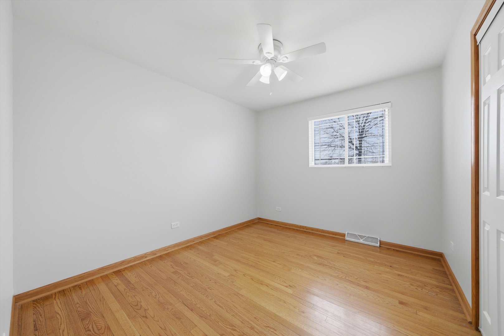 10725 S Rutherford Avenue Property Photo 20