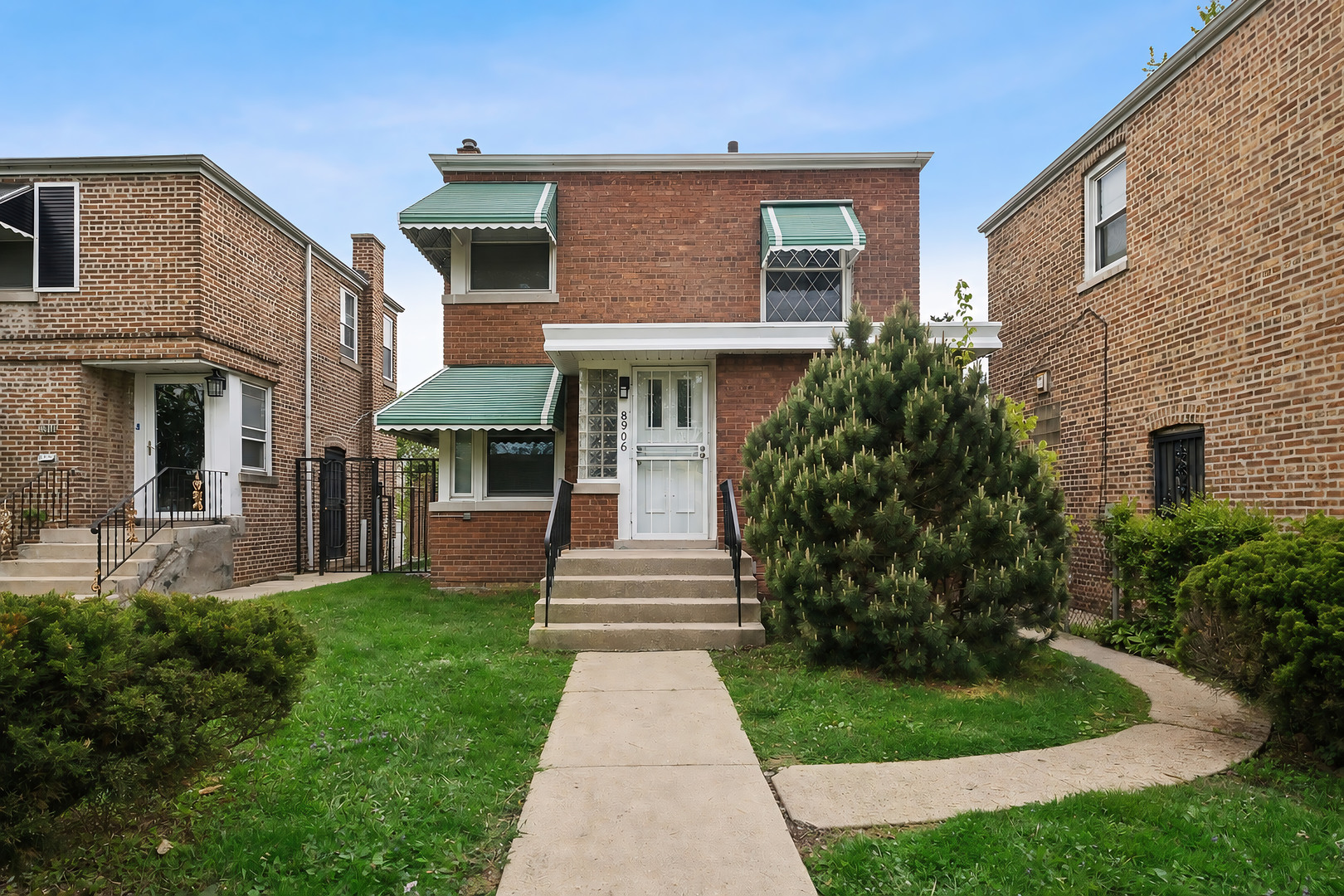8906 S Crandon Avenue Property Photo 1