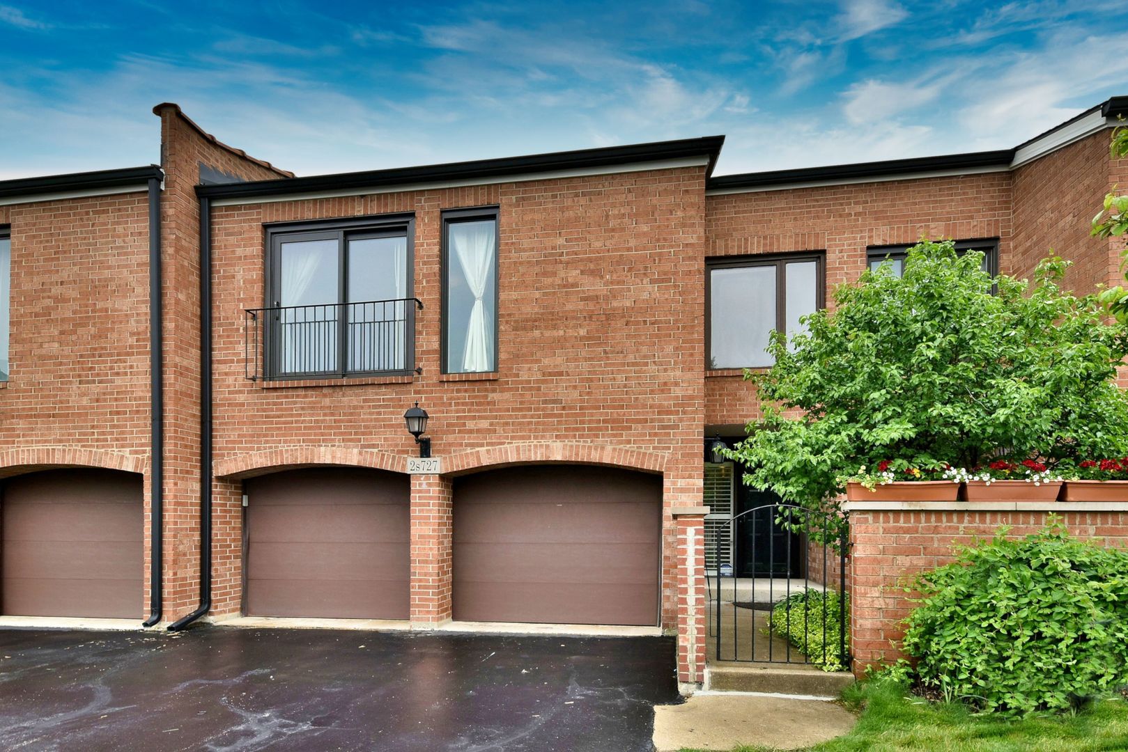 2S727 Williamsburg Court Property Photo 1