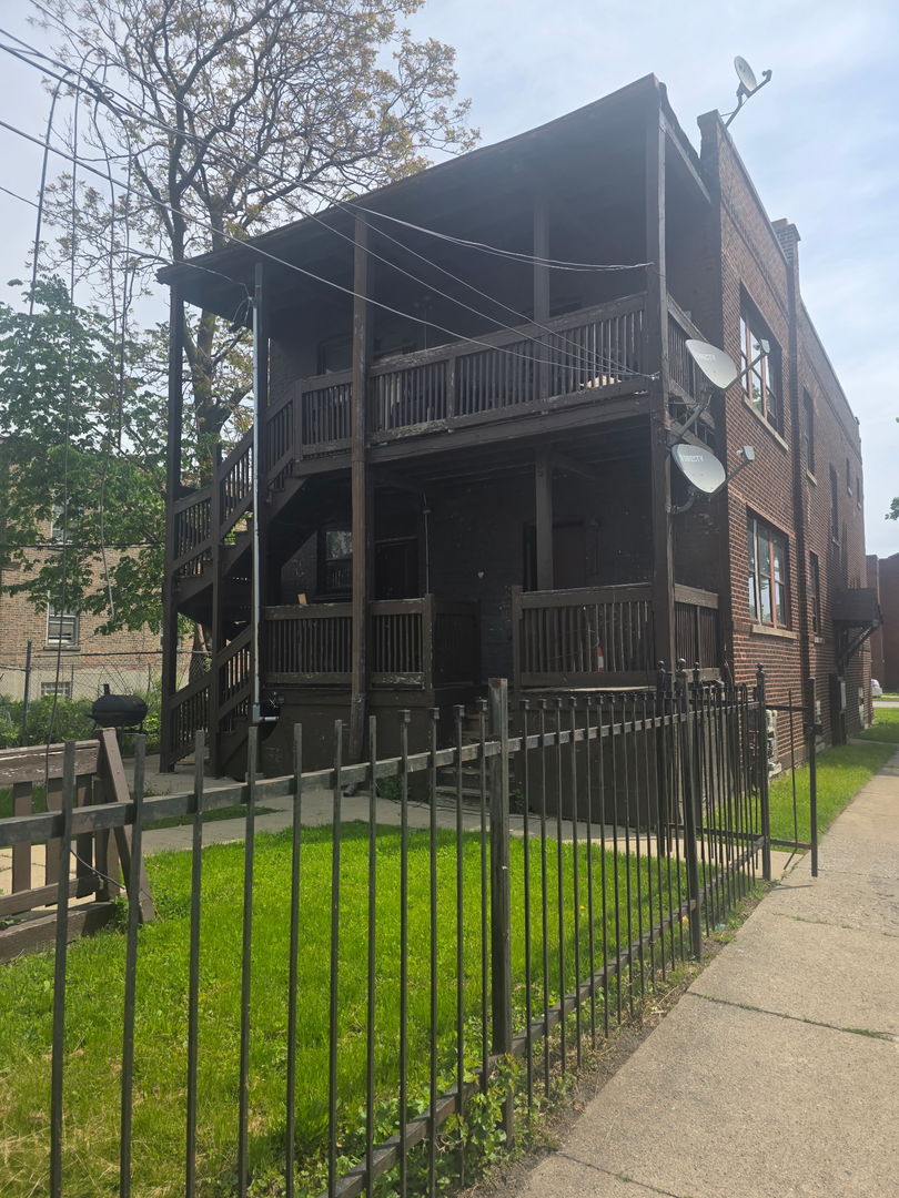 4936 W Maypole Avenue Property Photo 4