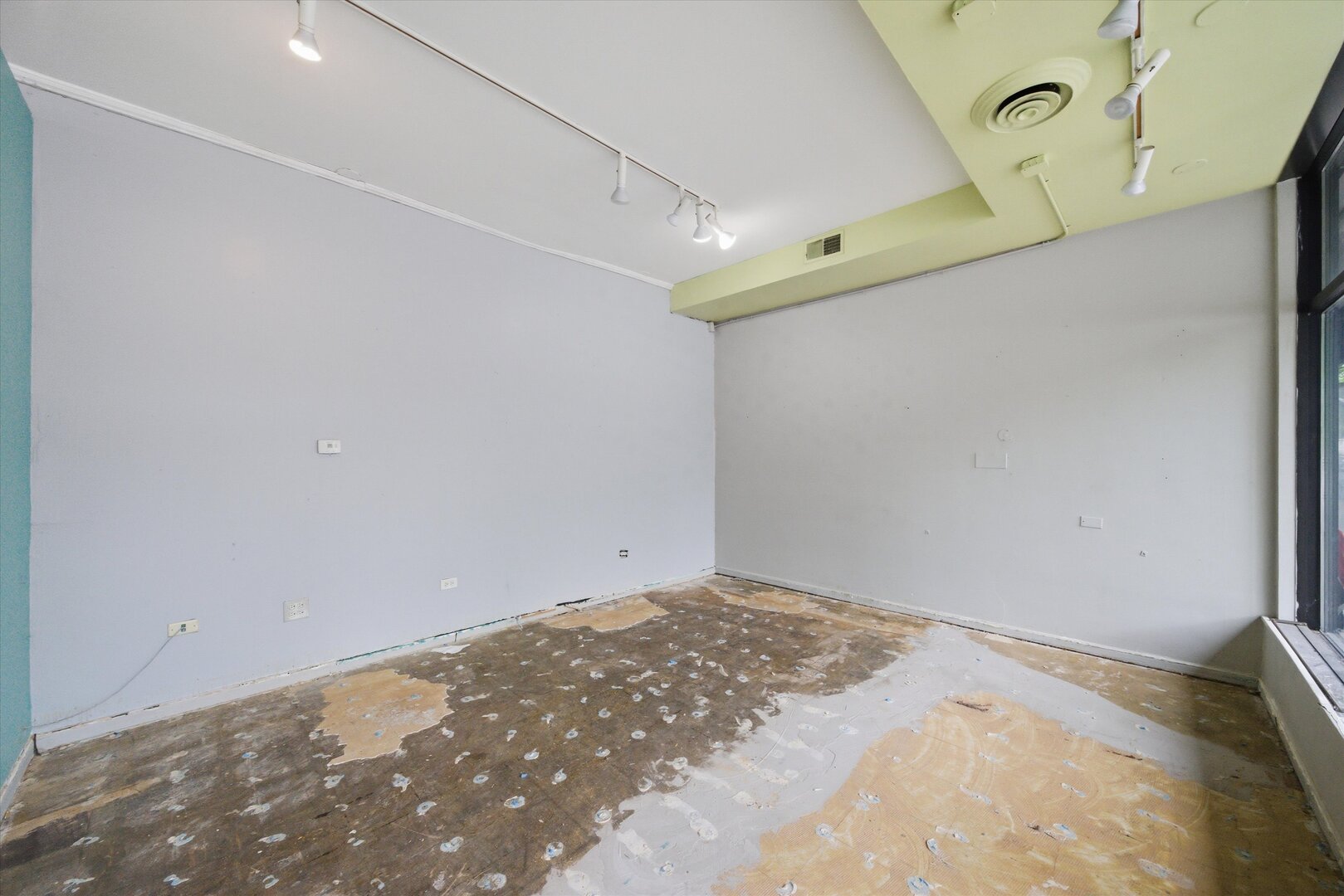 5337 W Devon Avenue Property Photo 19