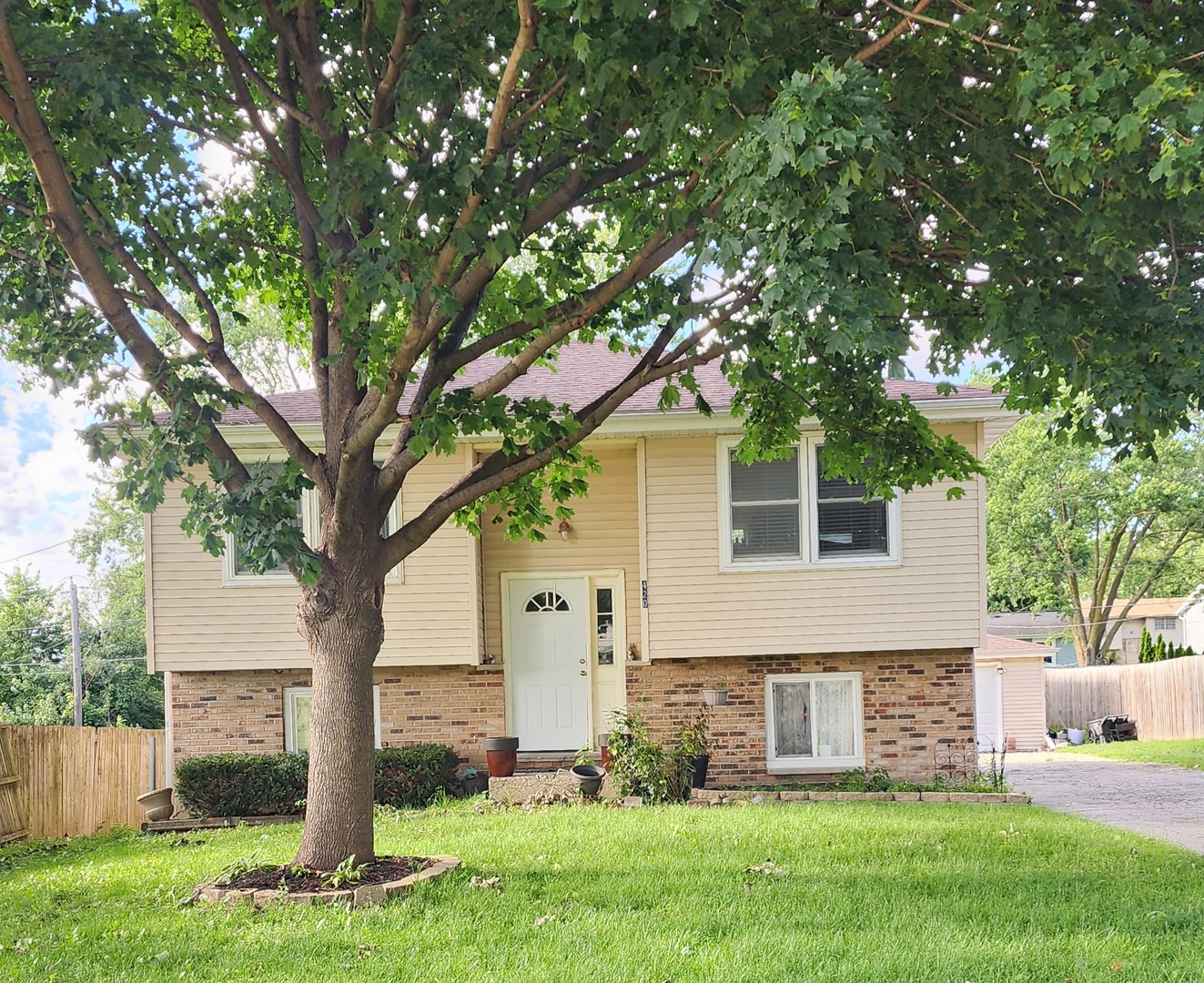 420 Robinhood Drive Property Photo 1