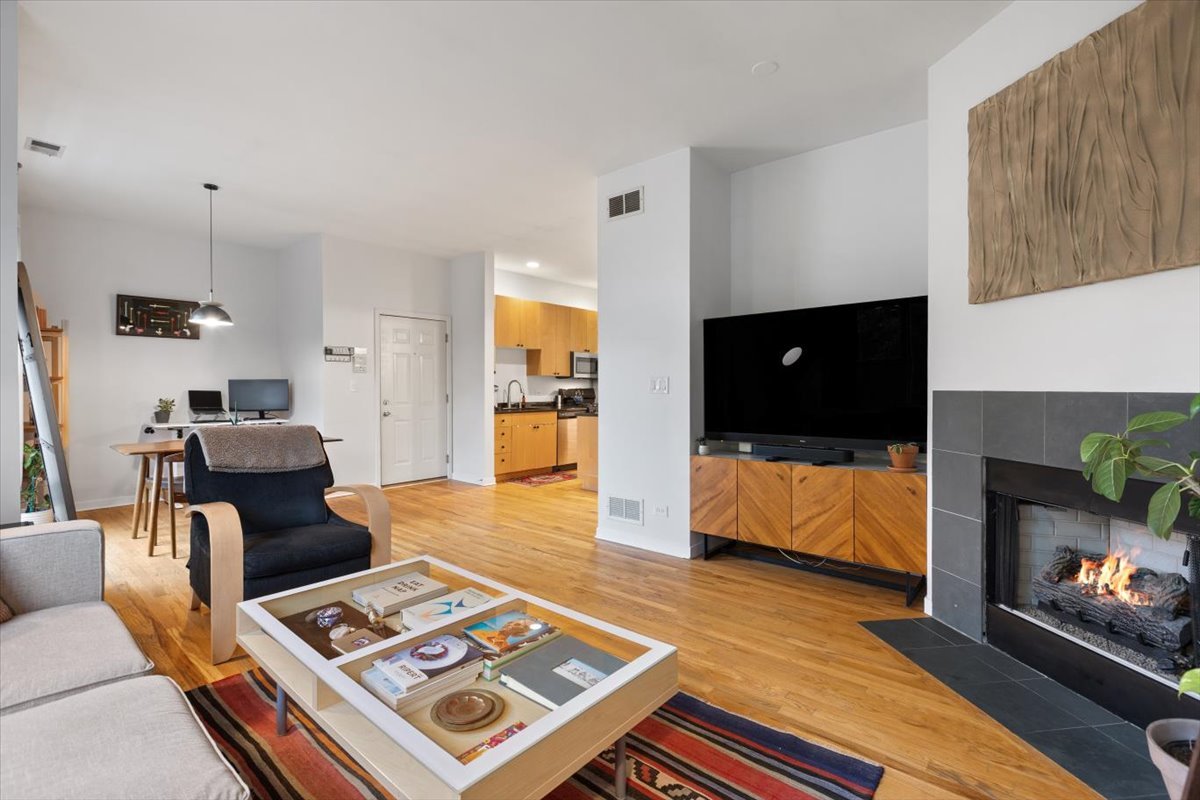 940 W Fry Street 3e Property Photo 3