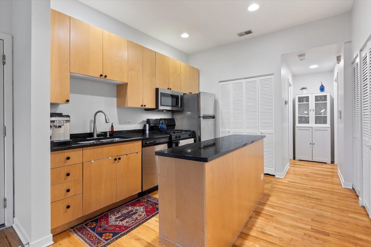 940 W Fry Street 3e Property Photo 8