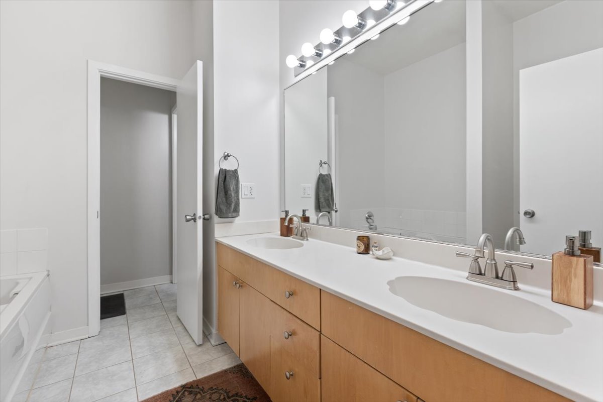 940 W Fry Street 3e Property Photo 12