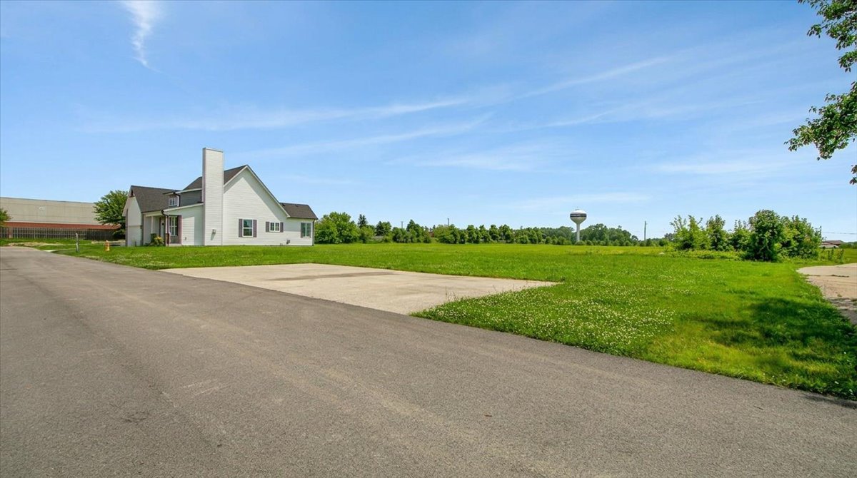 2072 Waters Edge Drive Property Photo 2