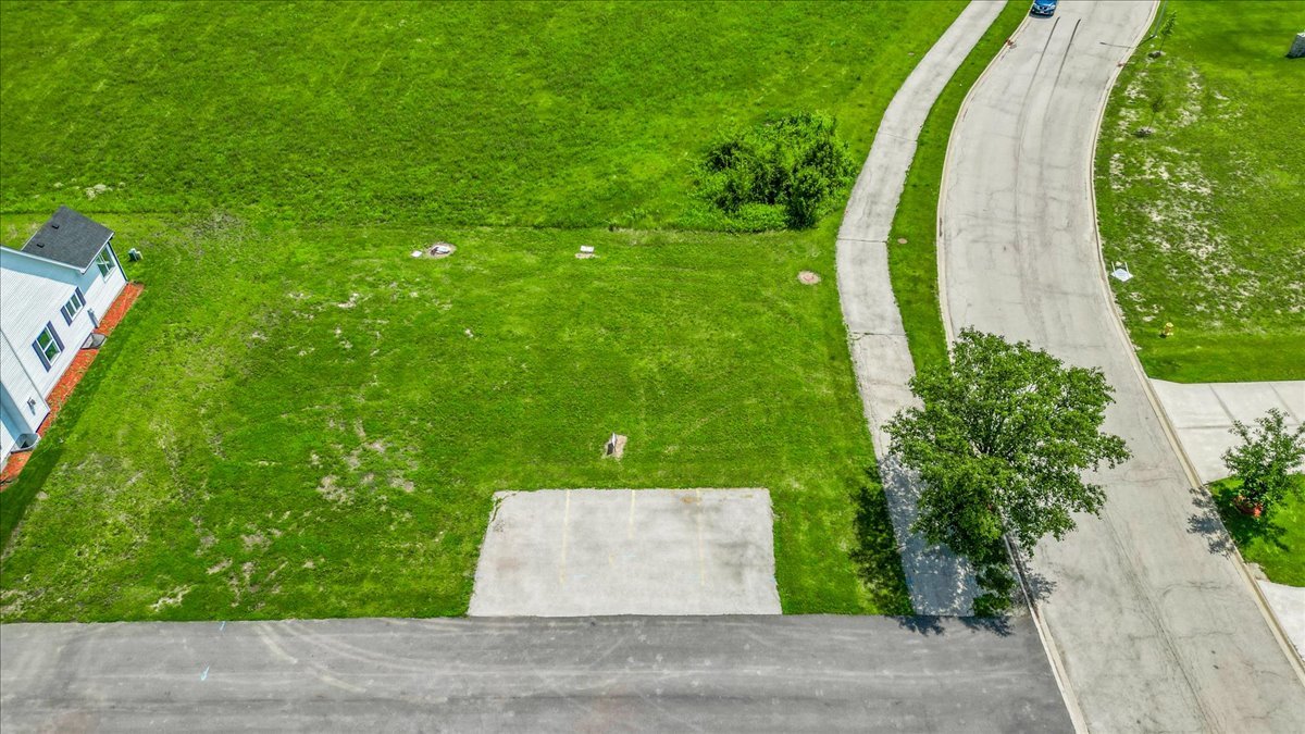 2072 Waters Edge Drive Property Photo 8