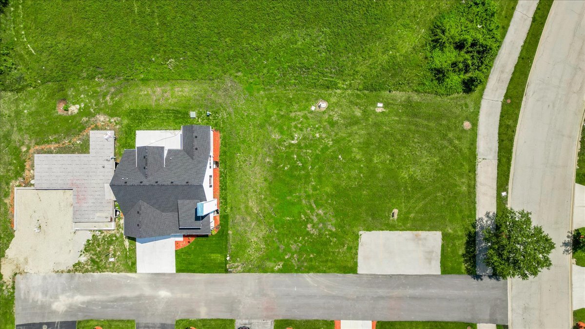 2072 Waters Edge Drive Property Photo 9