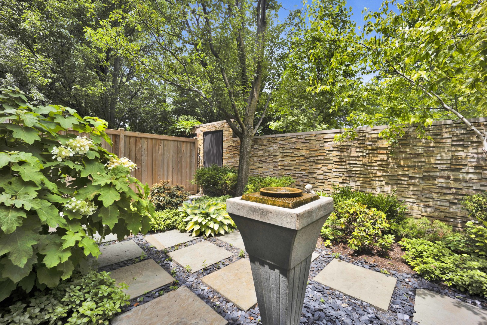 1727 W Peterson Avenue Property Photo 4