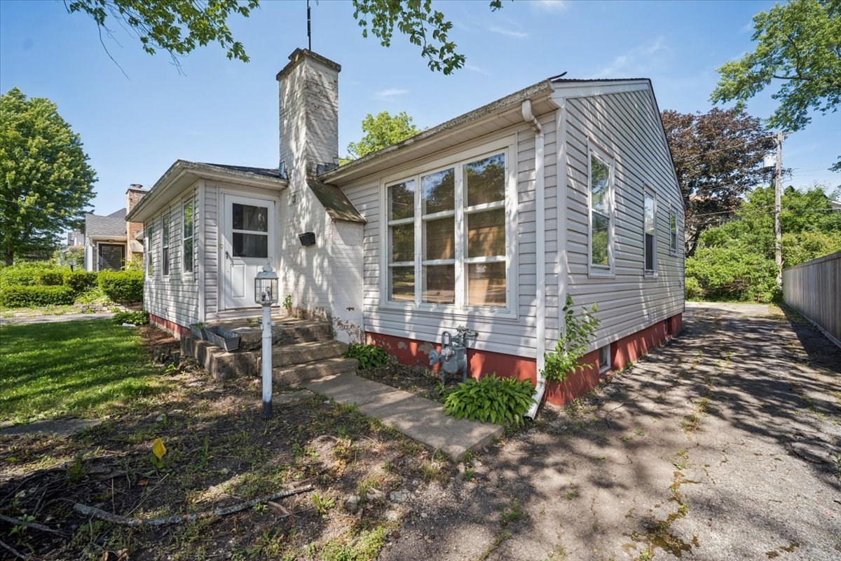 735 Prairie Avenue Property Photo 2