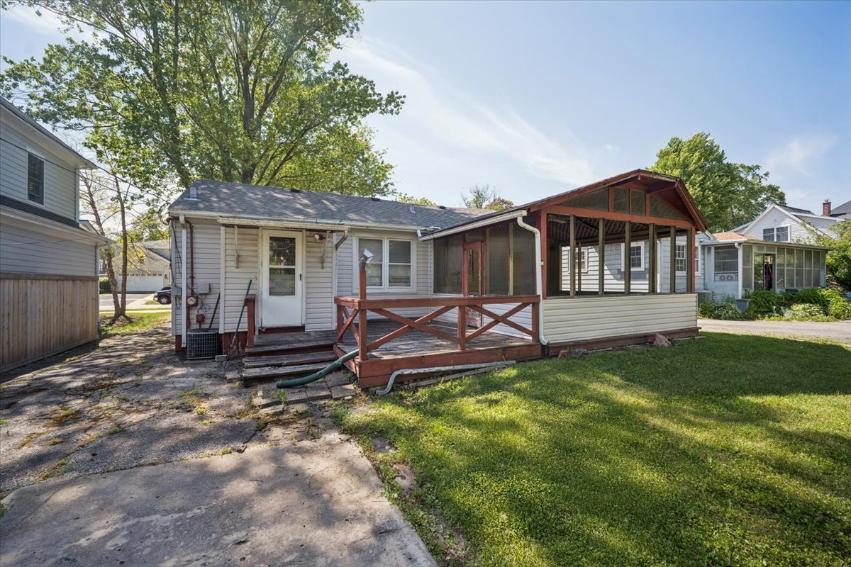 735 Prairie Avenue Property Photo 3