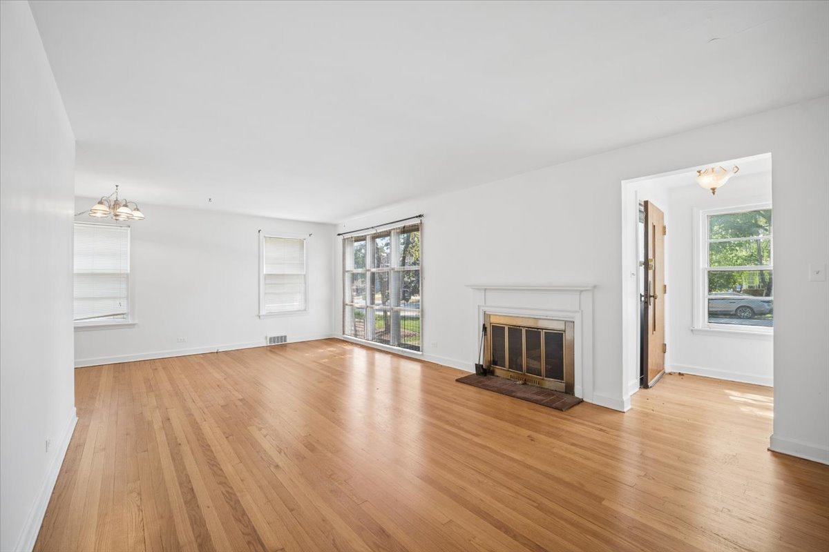 735 Prairie Avenue Property Photo 4