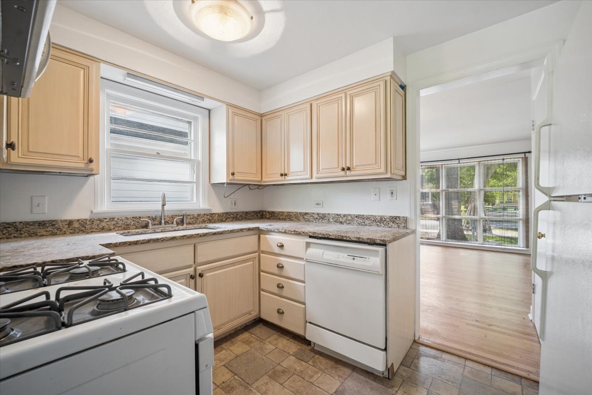735 Prairie Avenue Property Photo 5