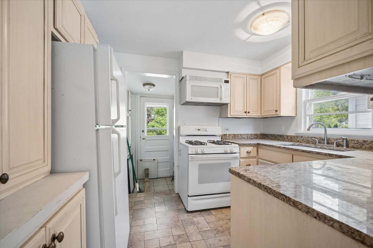 735 Prairie Avenue Property Photo 6