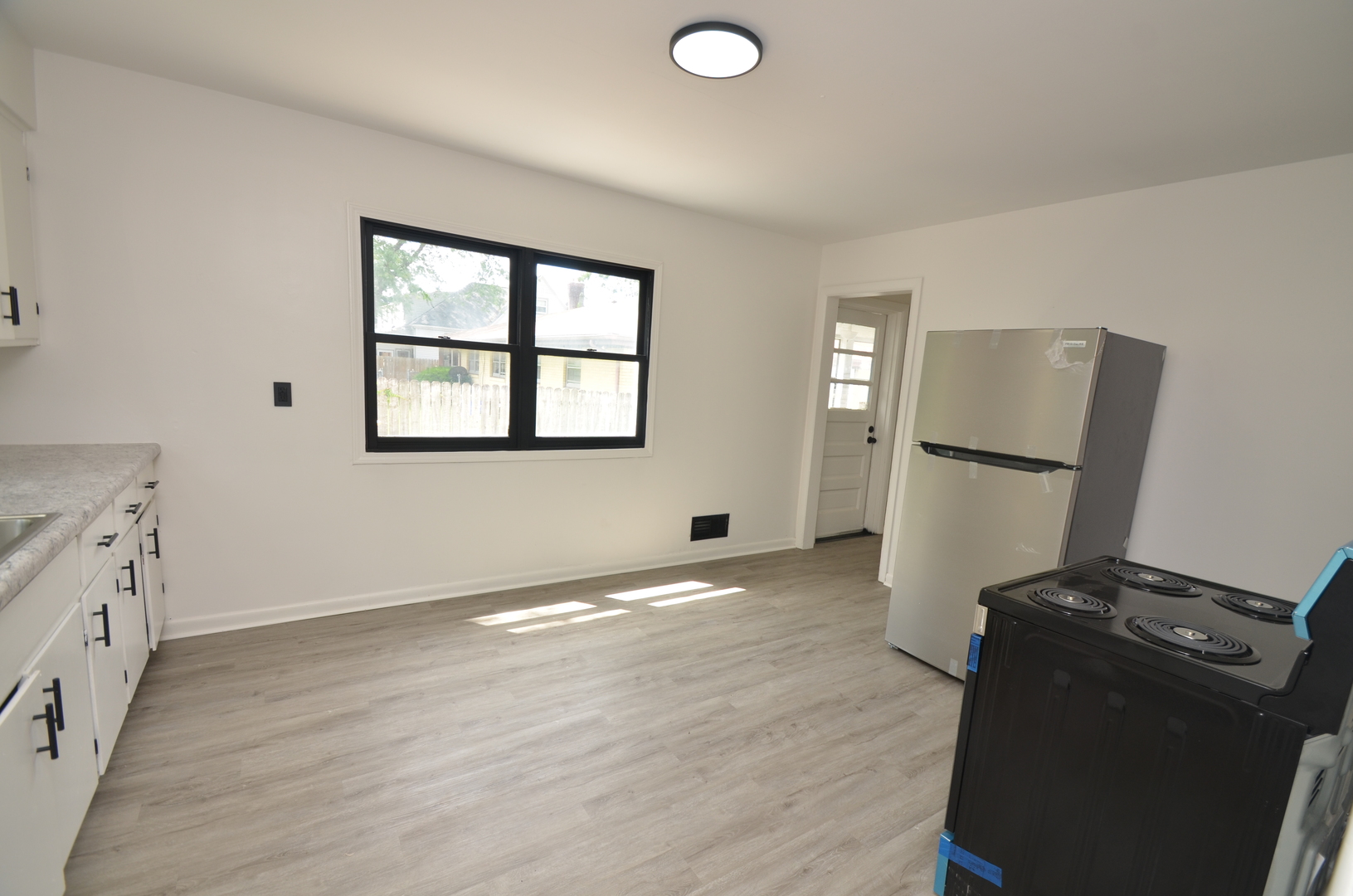 2020 N Rockton Avenue Property Photo 5
