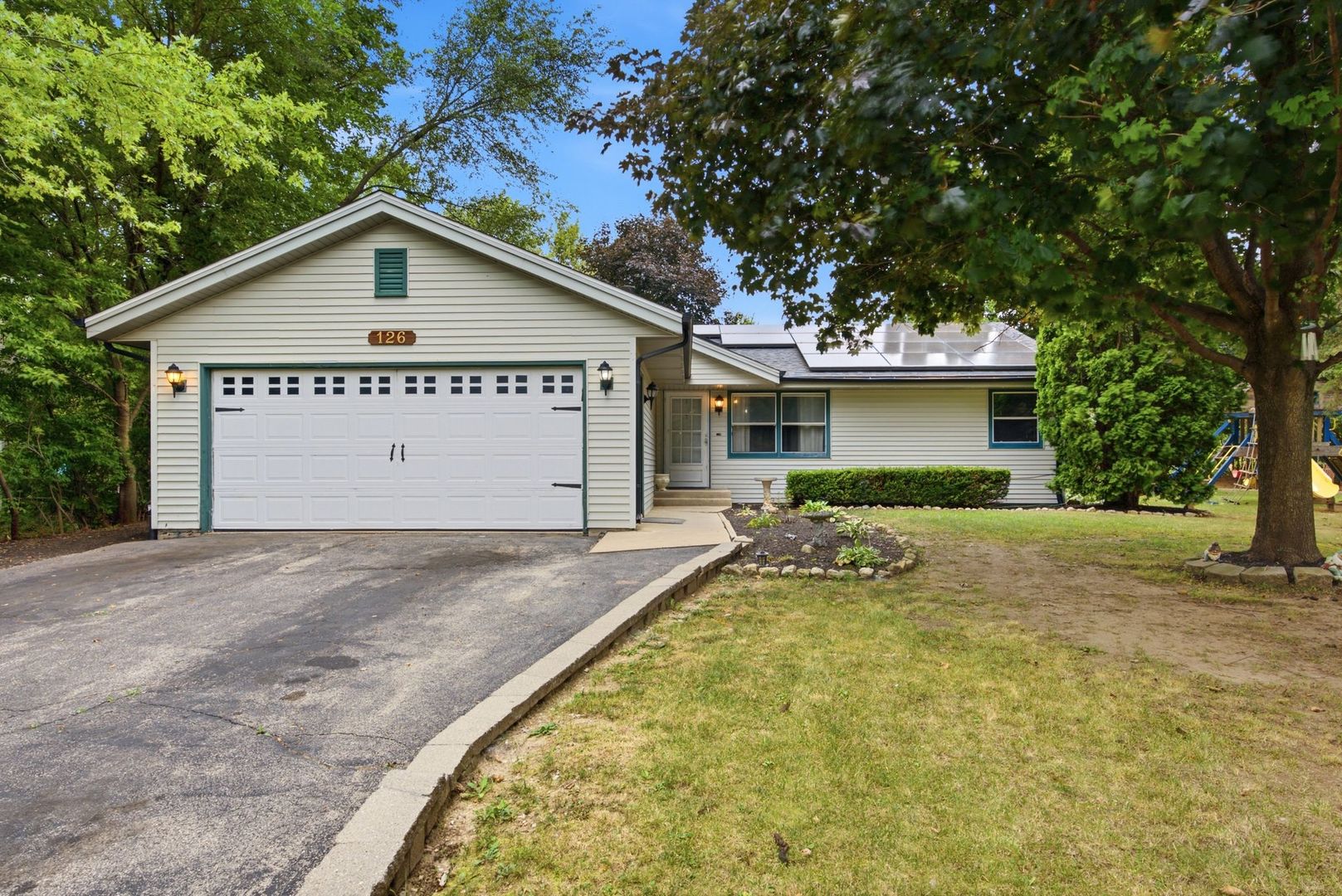 126 Ne Queensbury Place Property Photo 1