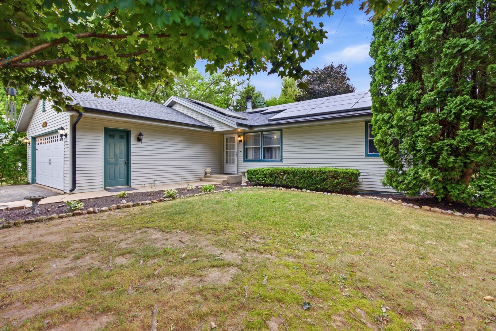 126 Ne Queensbury Place Property Photo 2