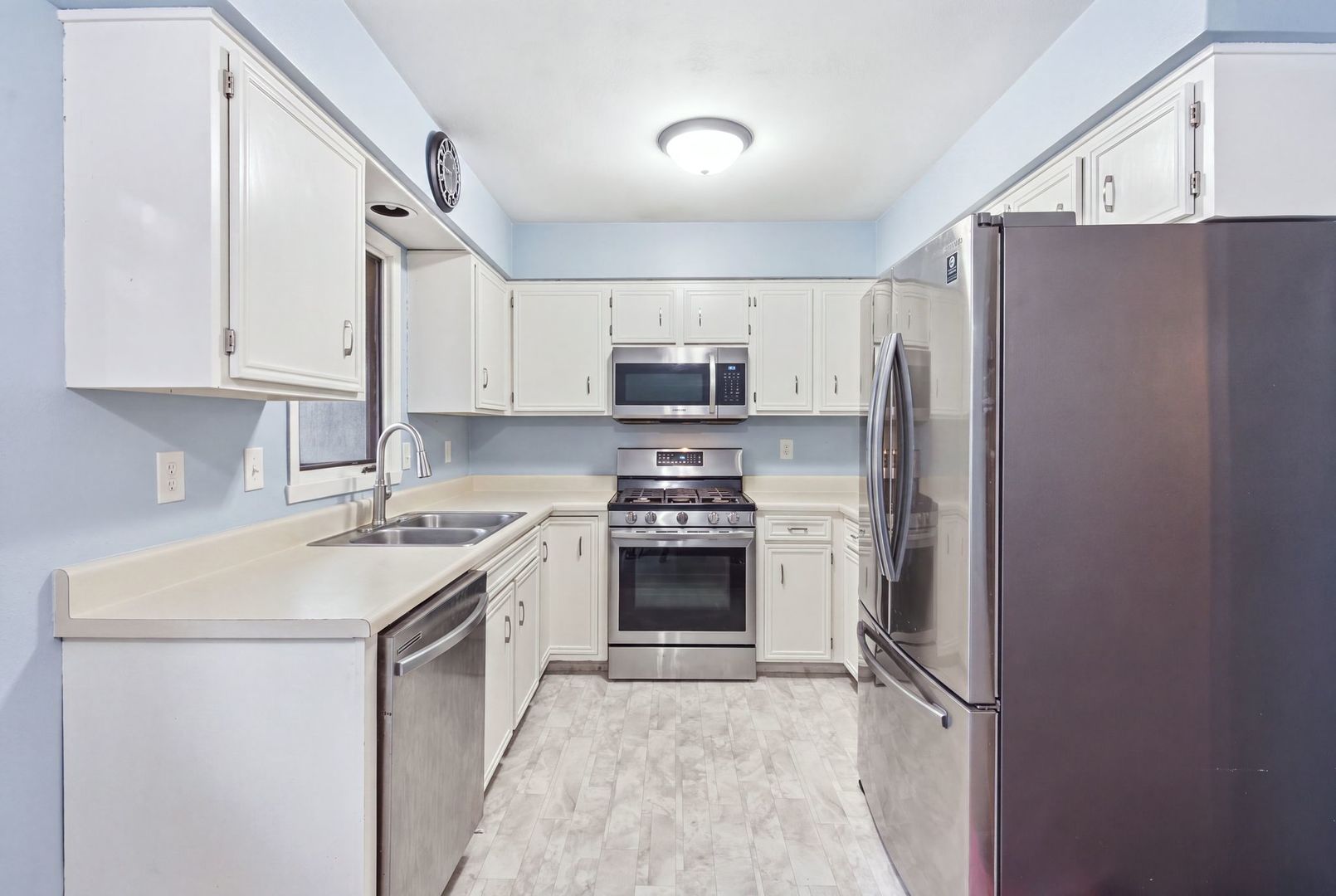 126 Ne Queensbury Place Property Photo 6