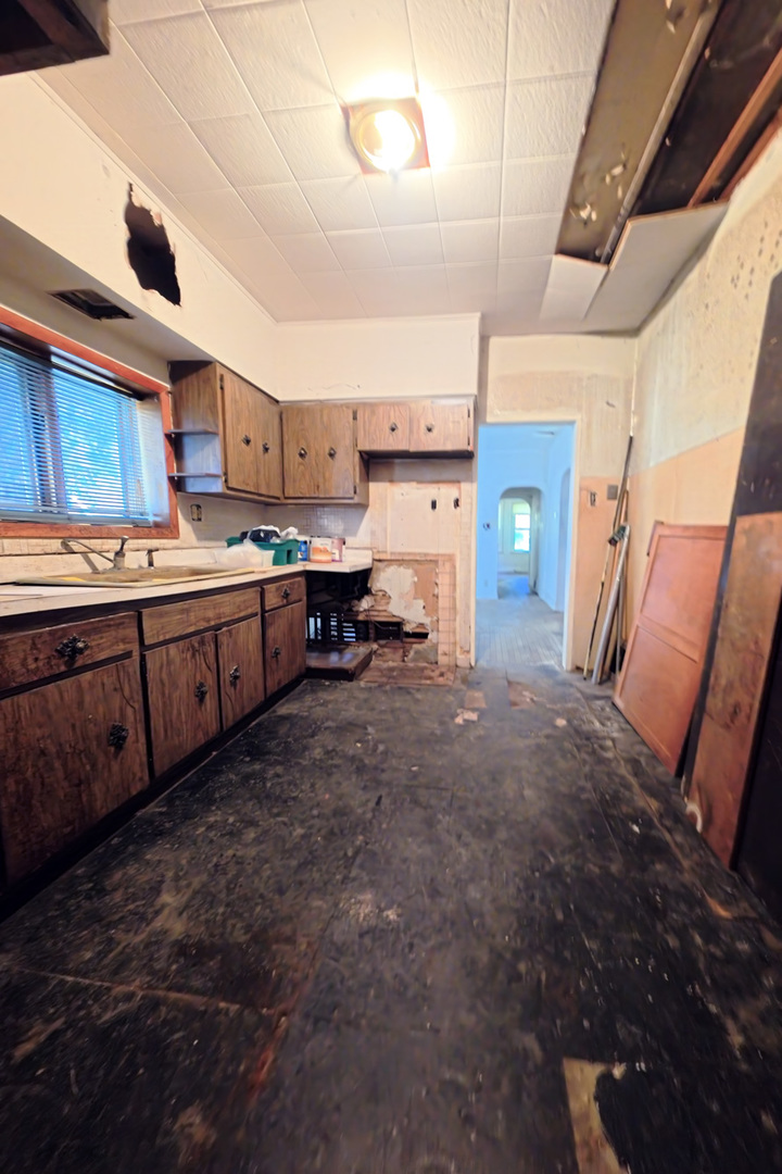 1755 N Meade Avenue Property Photo 3