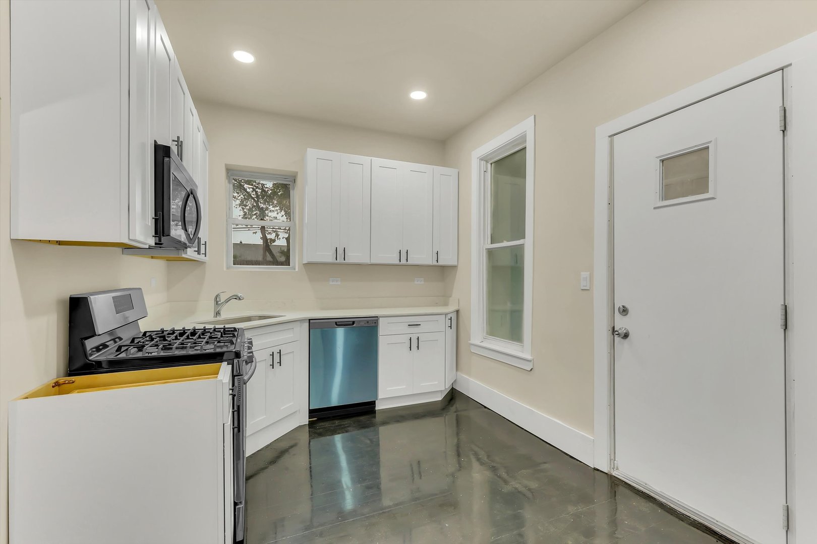 8852 S Wallace Street Property Photo 10