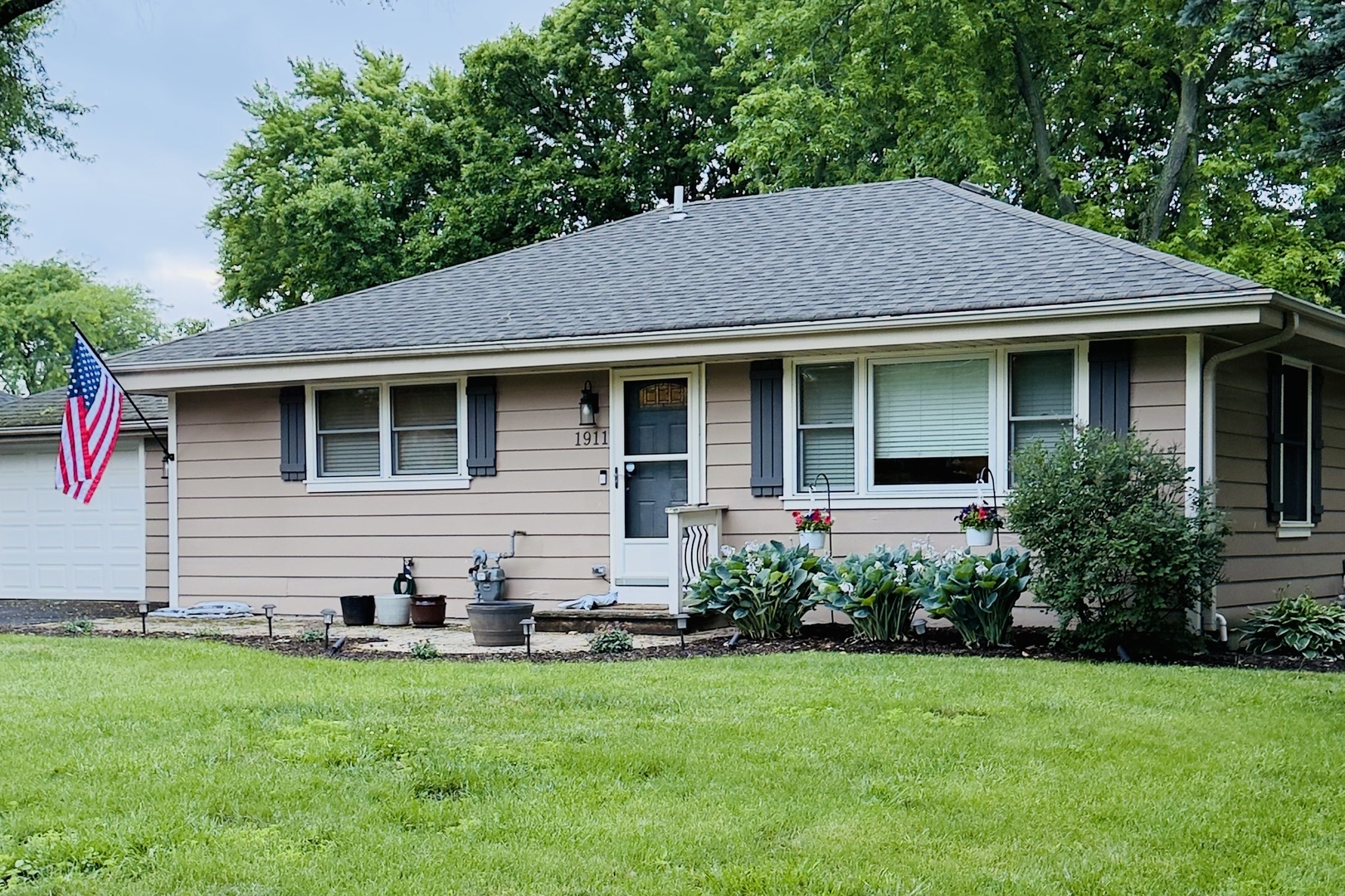 1911 Hazelwood Drive Property Photo 1