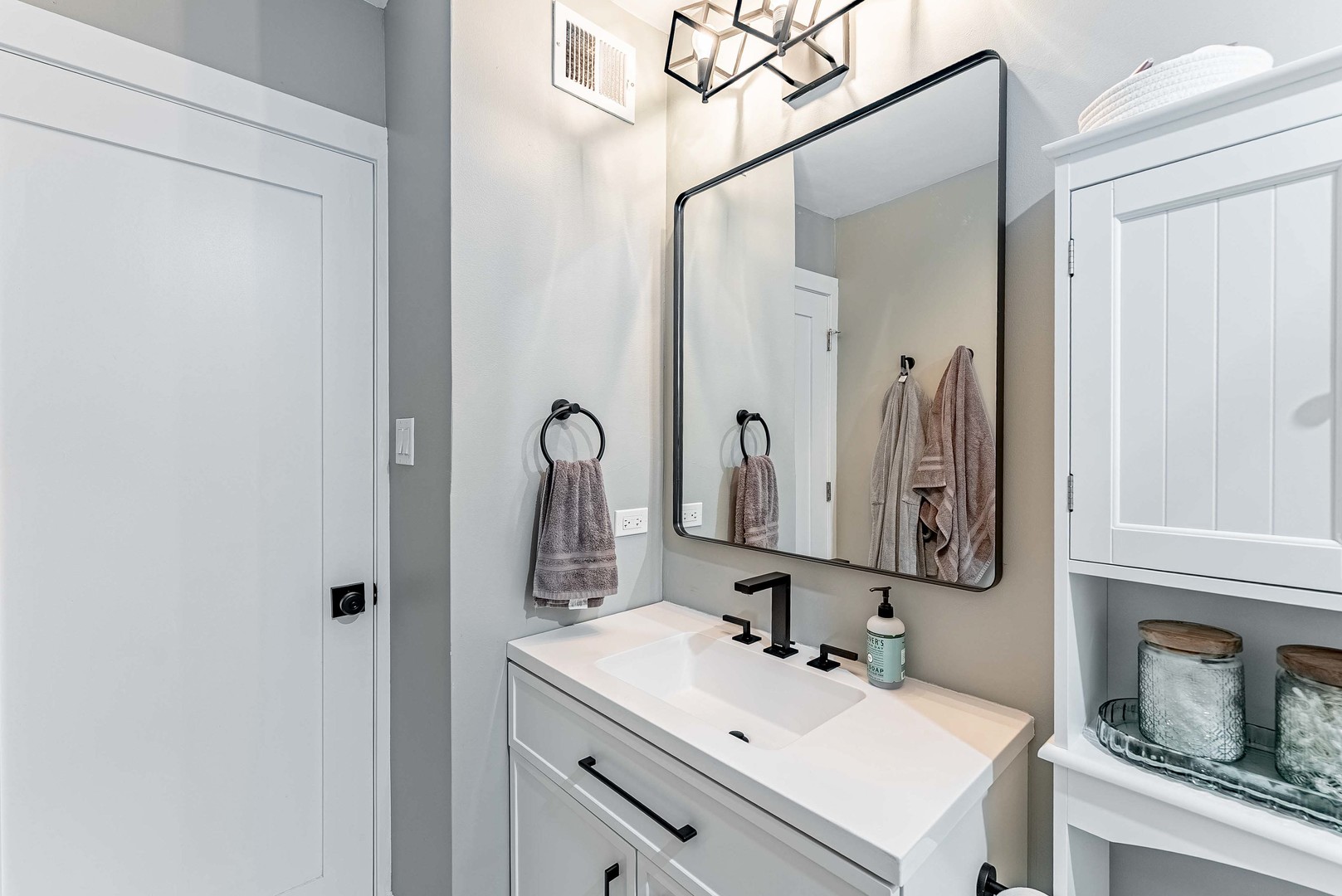 3600 N Lake Shore Drive 907 Property Photo 15
