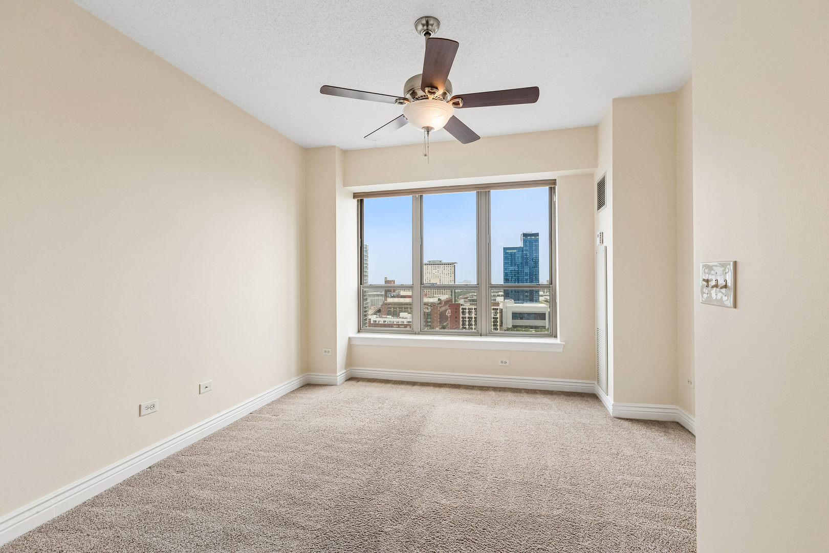 1717 S Prairie Avenue 2206 Property Photo 33