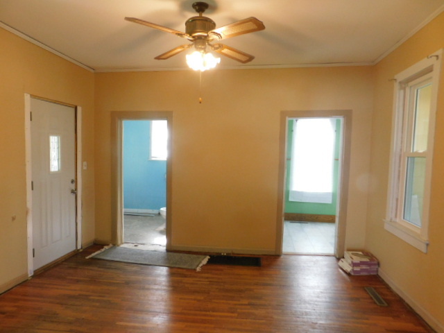 302 E Park Street Property Photo 4