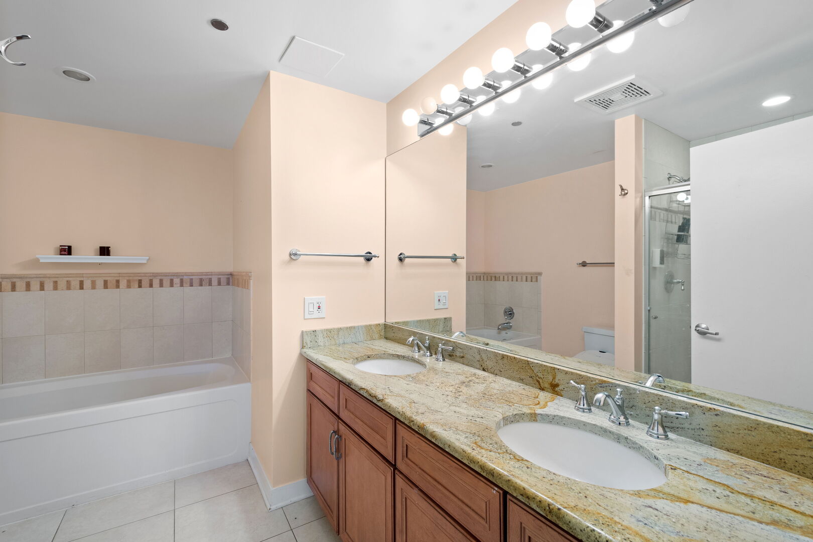811 W 15th Place 502 Property Photo 11