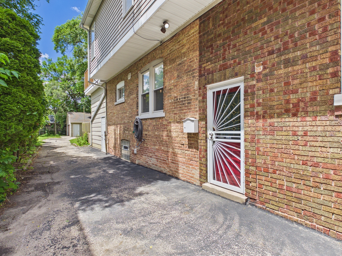 2420 N Thatcher Avenue Property Photo 3