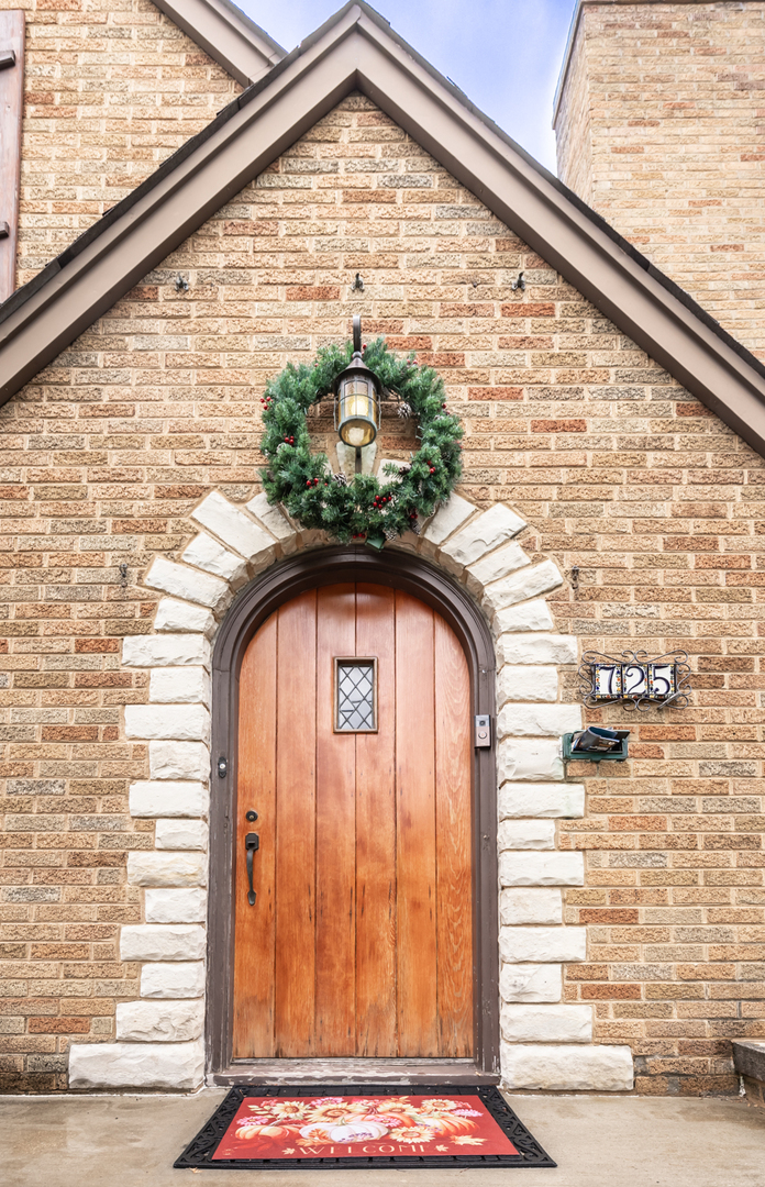 725 Augusta Avenue Property Photo 2