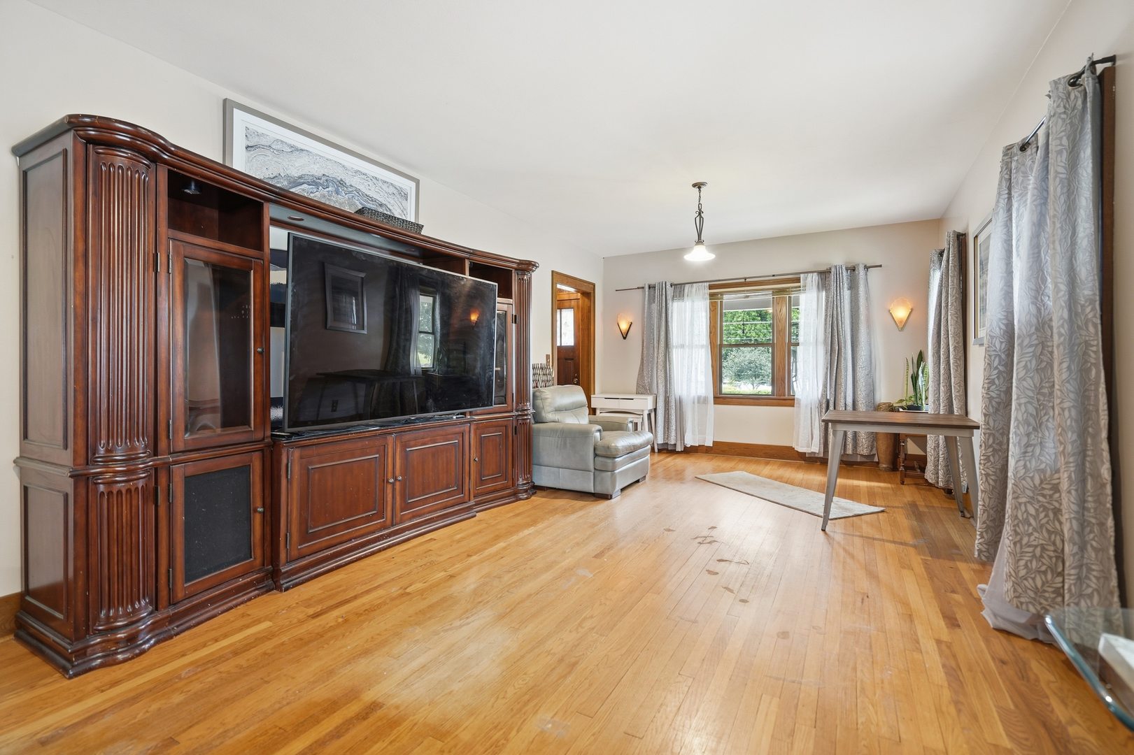 2702 Middle Road Property Photo 5